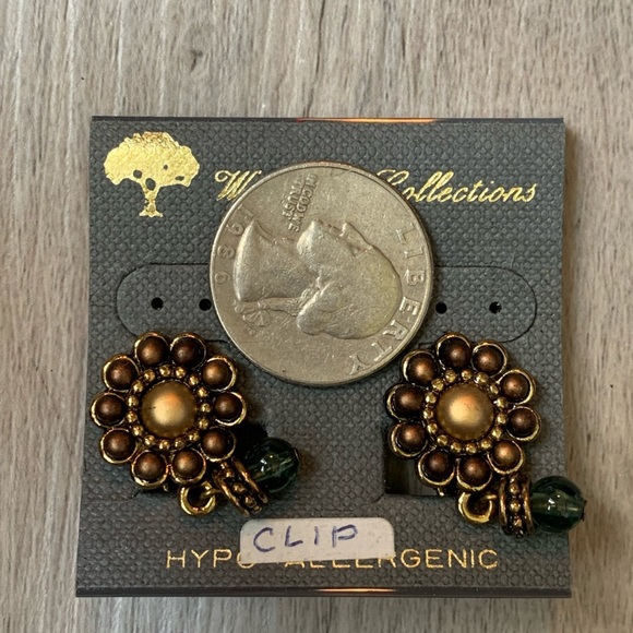 Goldtone floral clip on earrings - Picture 4 of 4